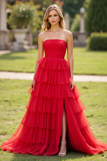 Robe de bal sans bretelles en tulle rouge à plusieurs niveaux avec fente